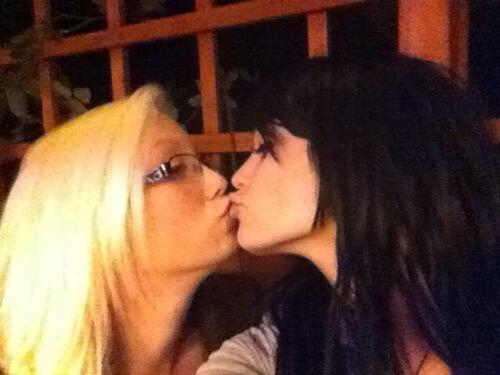 Diva Lesbian Kiss 27