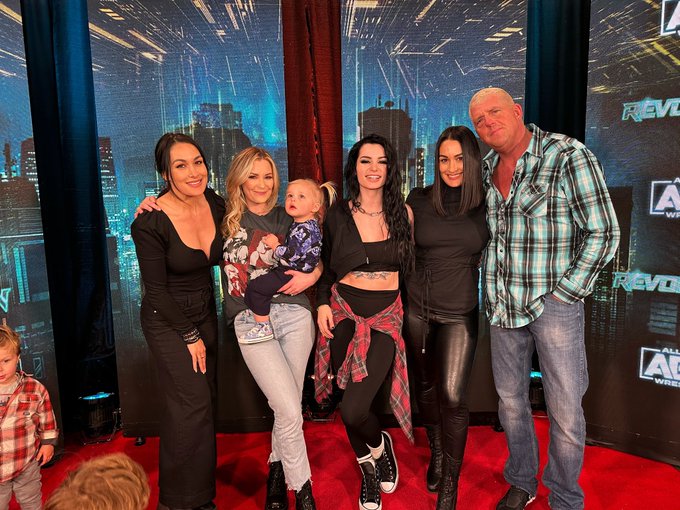 01-saraya-renee-paquette-the-bella-twins-dustin-rhodes