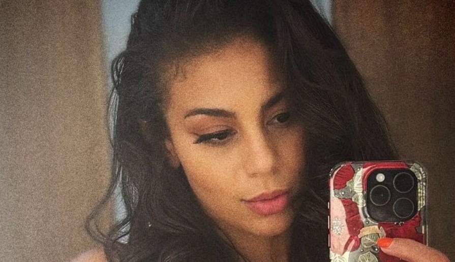 Photo: Samantha Irvin Reveals Birthday Suit Selfie After Fan Questions